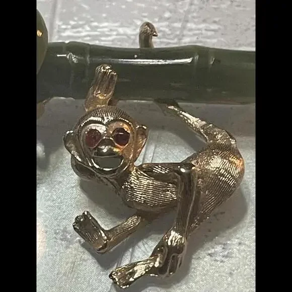 Swoboda Signed Brooch/Pin Monkey Vintage Gold Tone Nephrite Jade W/ Red Eyes - Picture 1 of 5
